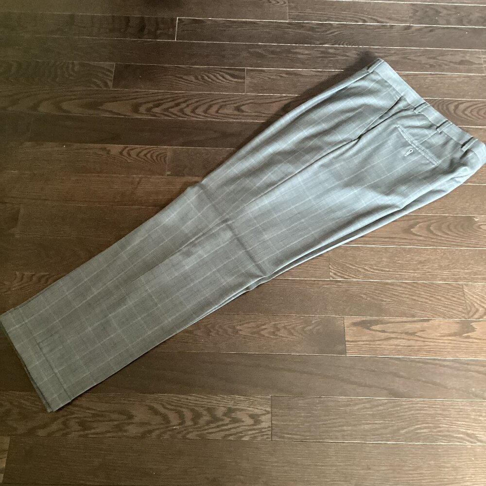 Hart Schaffner Marx Ligh Gray Plaid Pleated Dress Pants - W38